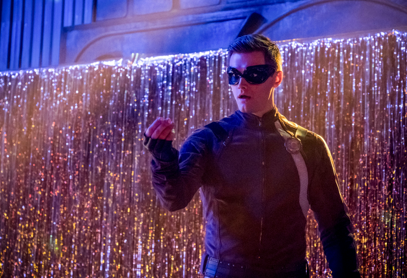 Illustration for article titled After Months of Wearing Grey Spandex, The Flash Is Finally Giving Elongated Man a Costume